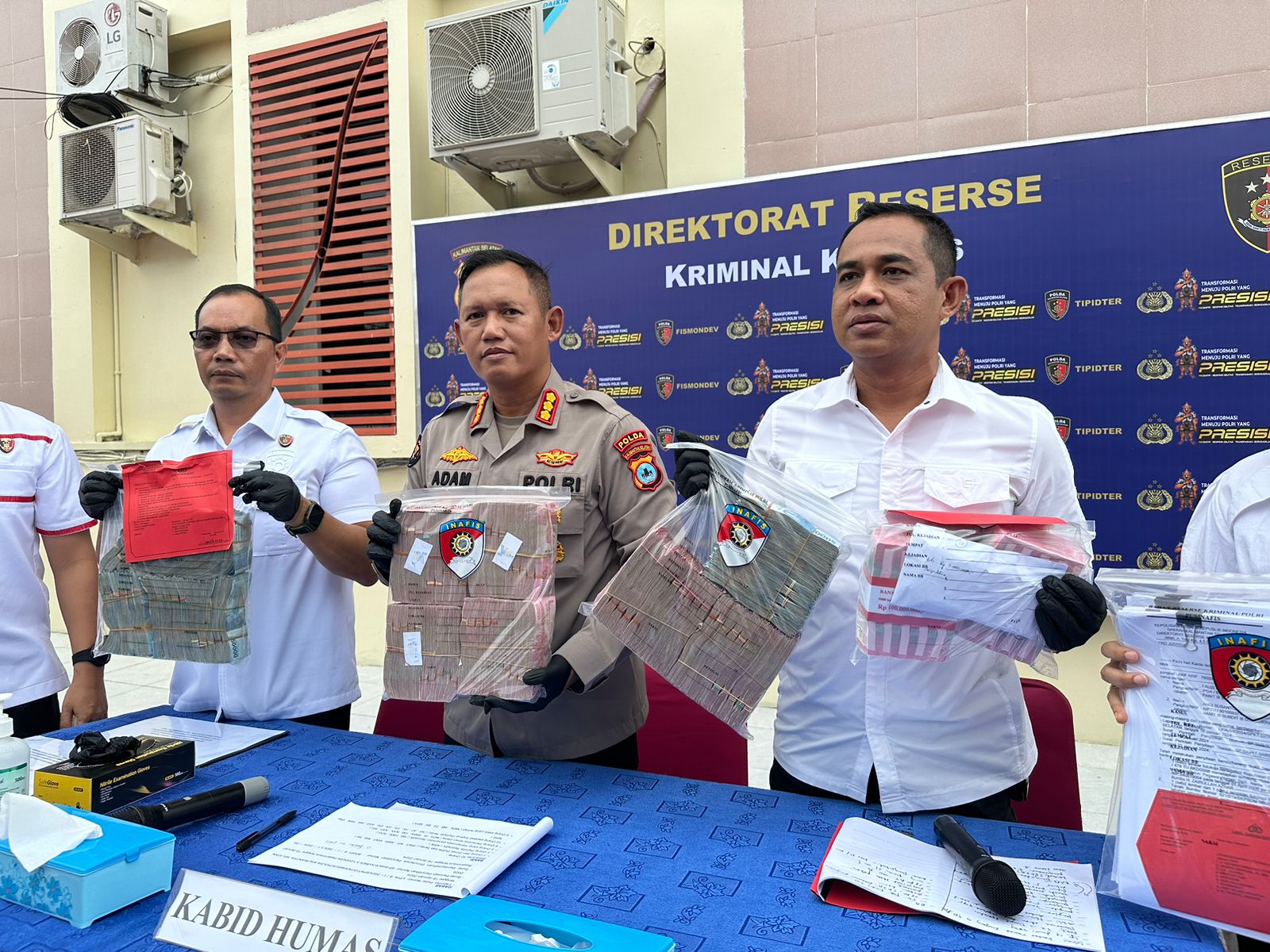 UANG KORUPSI: Uang Pengadaan lahan fiktif yang diduga dilakukan Kepala Dinas PUPR Tanbu, Hernadi Wibisono ditunjukkan Polda Kalsel. (Foto: Muhammad Oscar Fraby)
