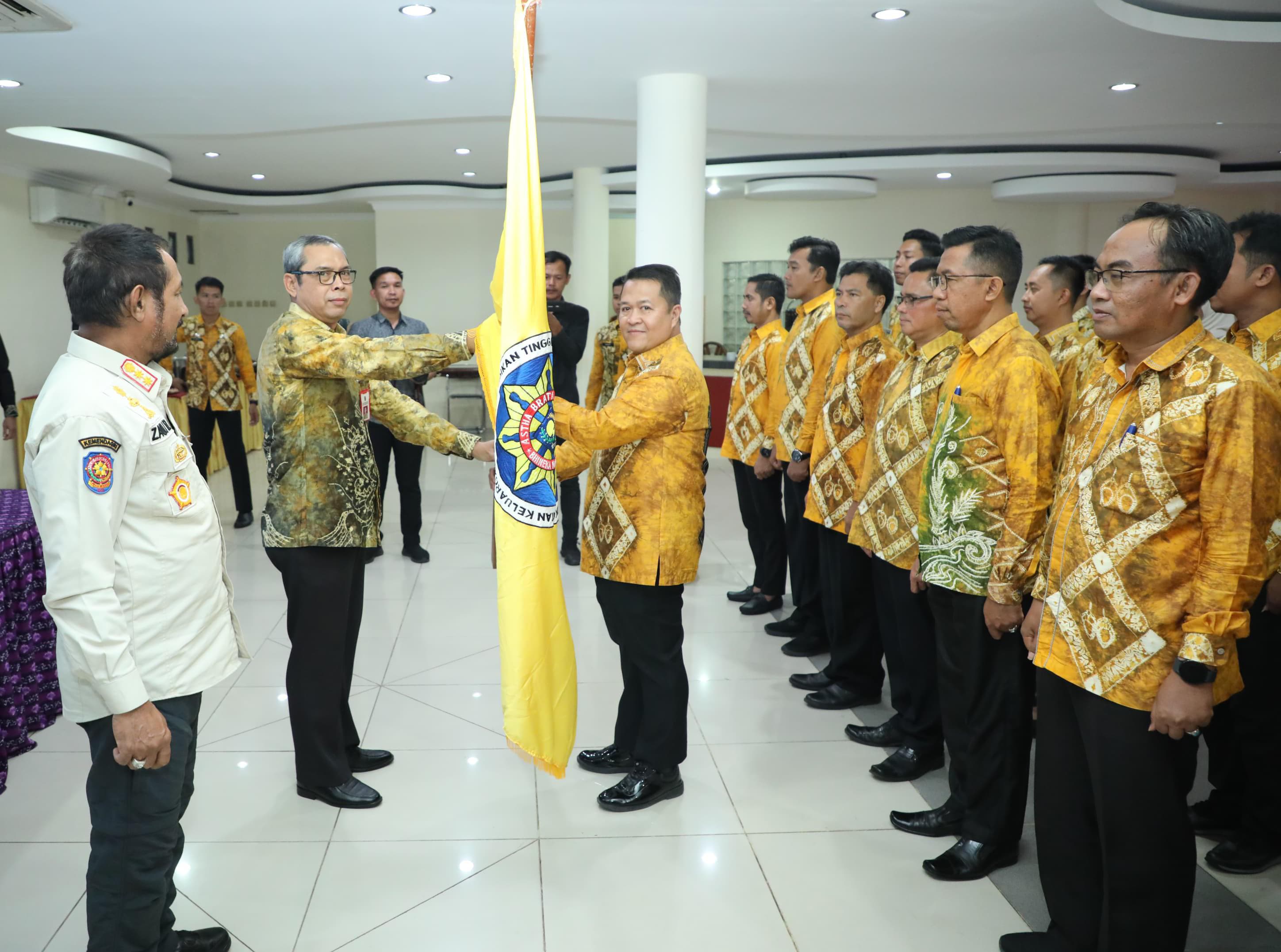 MOMEN: Wakil Ketua DPP IKAPTK Kalsel, Zulkifli, melantik Ketua DPK-IKAPTK Kabupaten HSU Adi Lesmana di Mes Negara Dipa, disaksikan Pj Bupati HSU Zakly Asswan. (Foto: M.Akbar/Radar Banjarmasin)