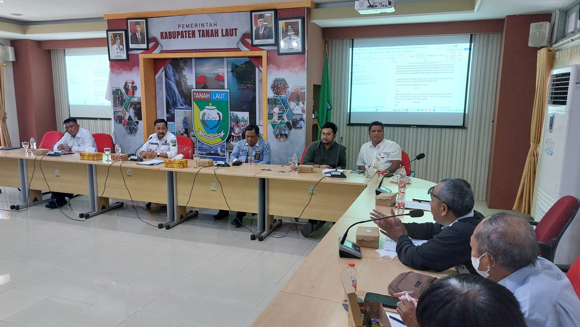MEDIASI: Perwakilan PT SSJ berdiskusi dengan Pj Bupati Tala, H Syamsir Rahman pada rapat mediasi lanjutan di Ruang Barakat Setda Tala.