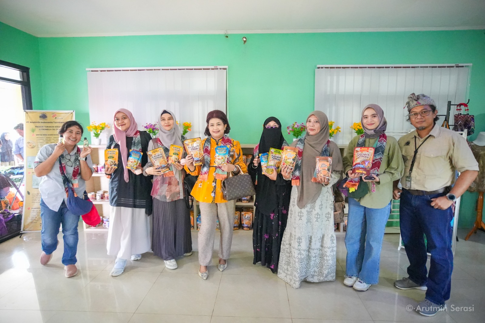 PROMOSI UMKM:Gallery UMKM Nawasena menghadirkan aneka produk UMKM kreatif hasil karya masyarakat lokal binaan PT Arutmin Indonesia.