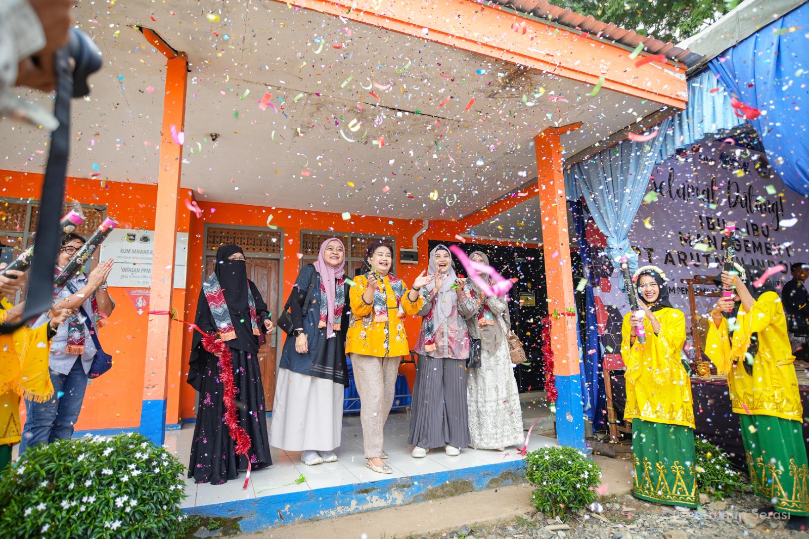 SUDAH DIBUKA:Sandra Ido Hutabarat, istri CEO PT Arutmin Indonesia meresmikan Gallery UMKM Nawasena di Pusat Pelatihan Simantap, Desa Sungai Cuka, Kecamatan Kintap, Kabupaten Tanah Laut (Tala).(Foto-fo