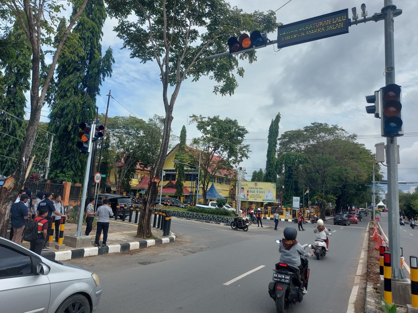 UJI COBA: Dishub Banjarbaru menguji coba alat Smart ATCS di persimpangan Samsat Banjarbaru, Kamis (13/6).