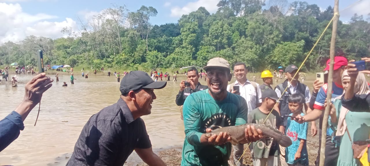 DAPAT IKAN: Tradisi unik Bagagap Iwak di Desa Panggung, Kecamatan Paringin Selatan, Balangan.