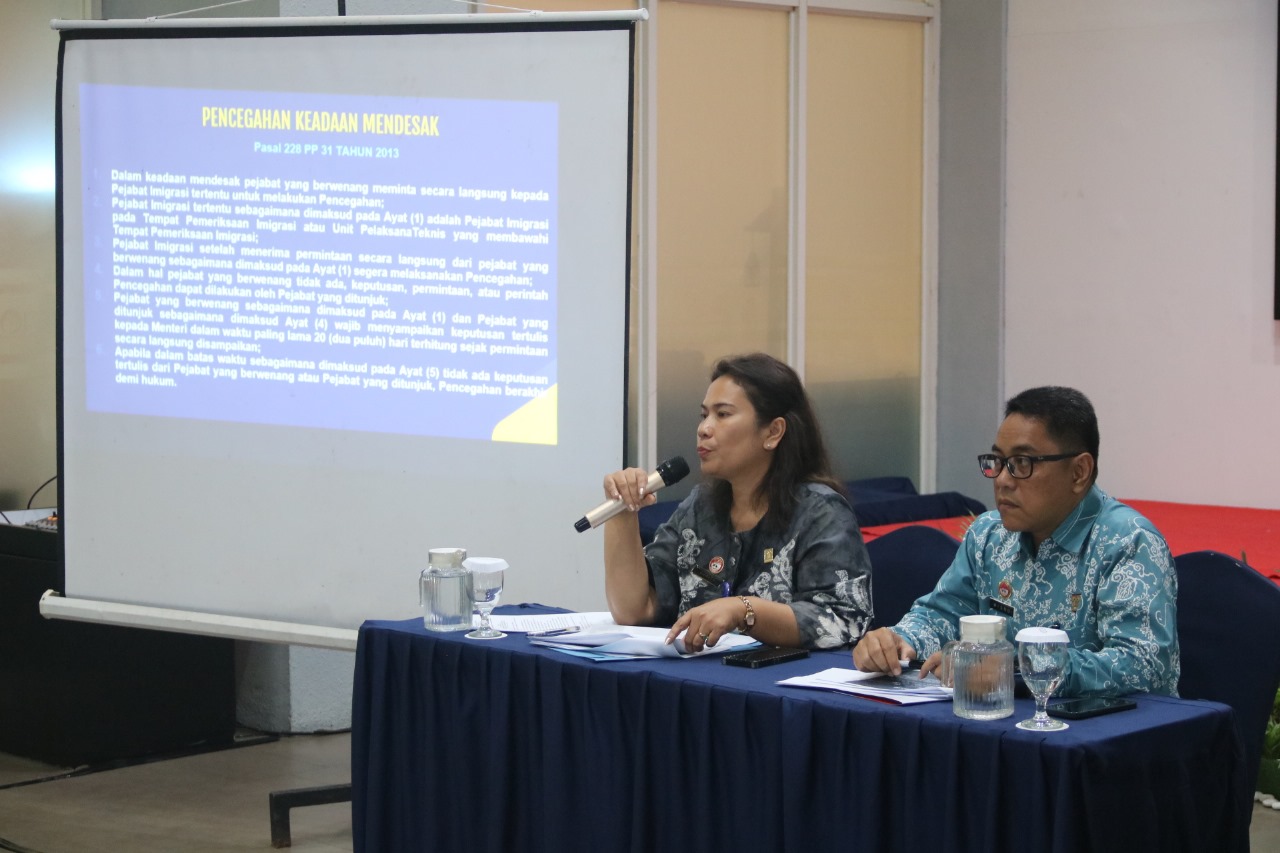 PAPARKAN MATERI:Kanwil Kemenkumham Kalsel menggelar Rakor Timpora di Hotel Aston Banua, Kabupaten Banjar, Kamis (13/6/2024).(Foto:Kanwil Kemenkumham Kalsel untuk Radar Banjarmasin)