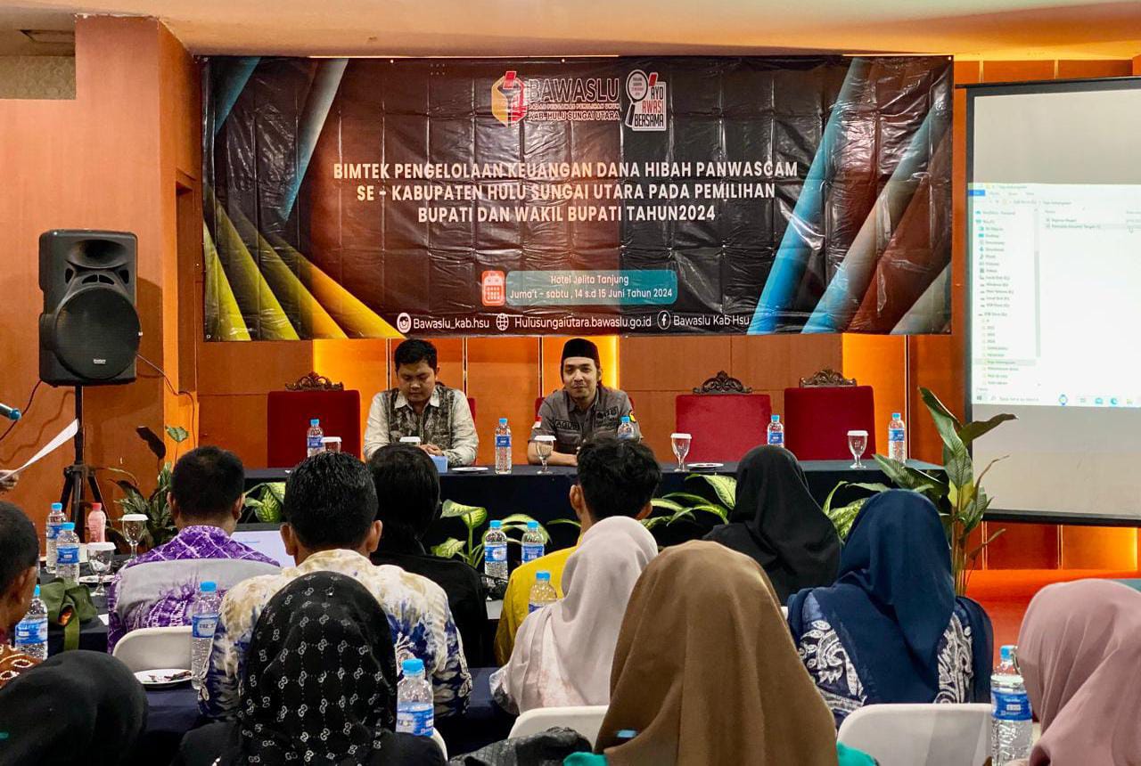 UPGRADING:Puluhan anggota Panwascam se-Kabupaten HSU, mengikuti bimbingan teknis pengelolaan dana hibah Pilkada HSU tahun 2024, di Hotel Jelita Tanjung, Kabupaten Tabalong, Jumat (14/6/2024).(Foto:M A