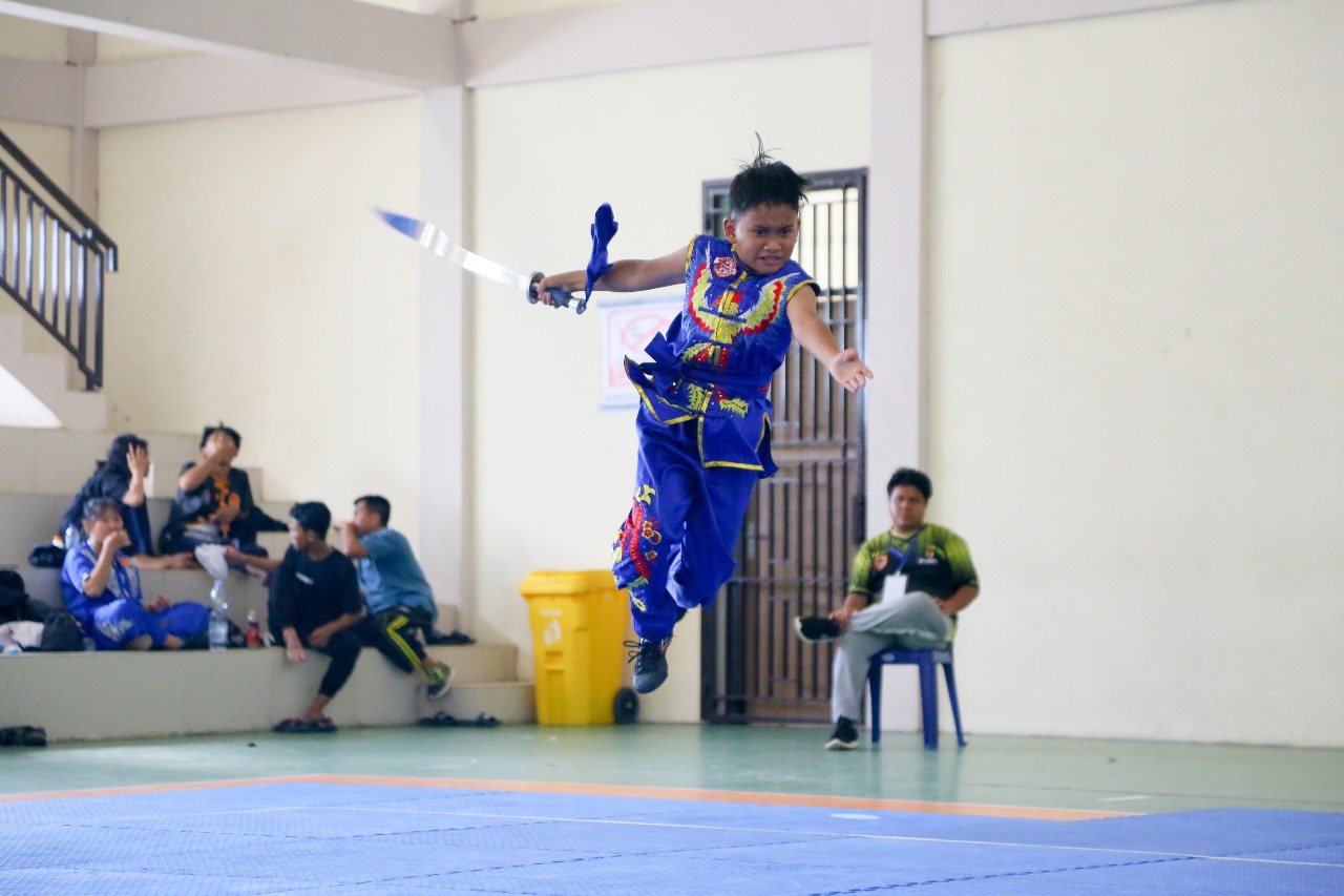 MEMUKAU:Aksi salah satu atlet wushu Kalsel, saat tampil di kejuaraan di Banjarmasin.(Foto:M Idris Jian Sidik/Radar Banjarmasin)
