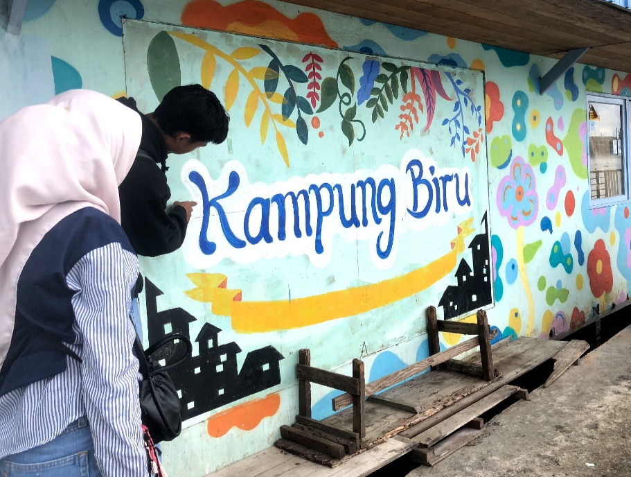 OBJEK WISATA: Kampung Biru, sebuah kampung di bantaran sungai Martapura di Banjarmasin yang pada mulanya kumuh telah disulap menjadi objek wisata.