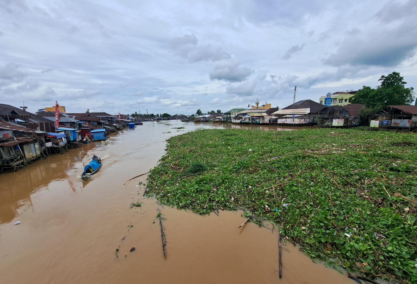 MASALAH KIRIMAN: Pampangan menutupi alur Sungai Martapura, belum lama ini. Banjarmasin terus menerima kiriman sampah dari daerah Hulu Sungai.