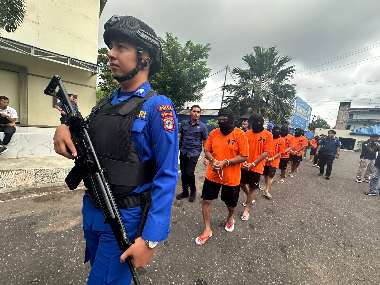 ILEGAL LOGGING: Enam tersangka pemalsuan dokumen hasil hutan digiring polisi.