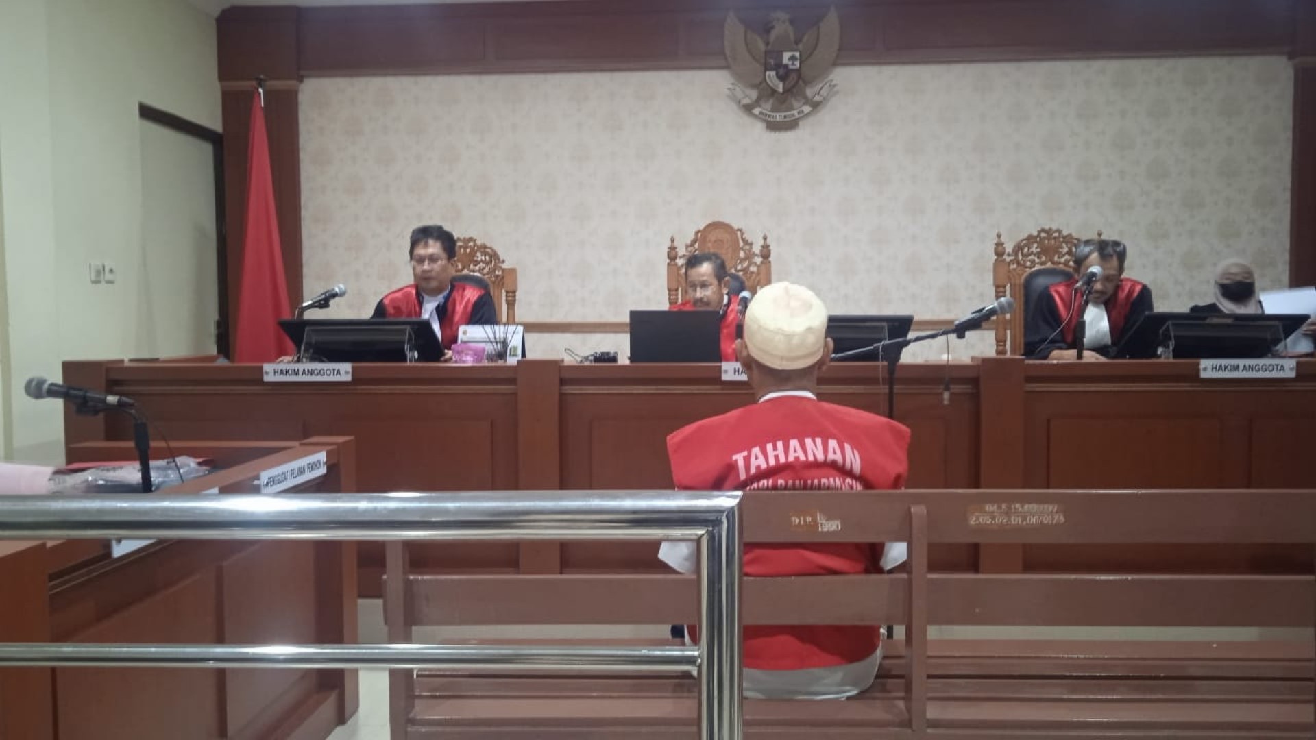 DITUNTUT: Terdakwa Diman, saat mendengarkan pembacaan agenda tuntutan di Pengadilan Negeri Banjarmasin.
