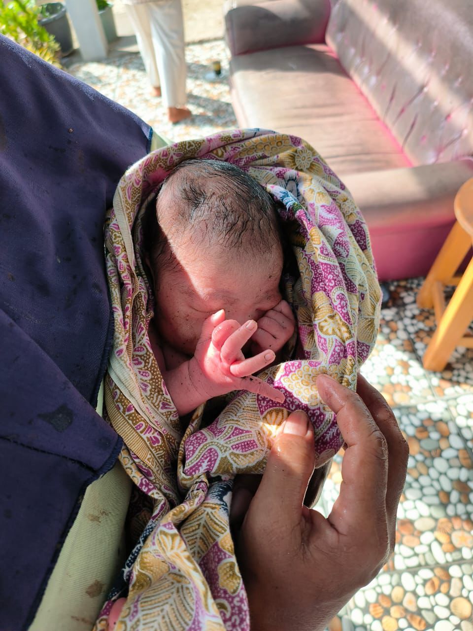 MASIH HIDUP:Ini bayi yang ditemukan petani karet Desa Masingai II, Sismanto di semak belukar kebunnya saat menyadap karet, Sabtu (15/6/2024) (Foto:Kades Masingai II untuk Radar Banjarmasin)