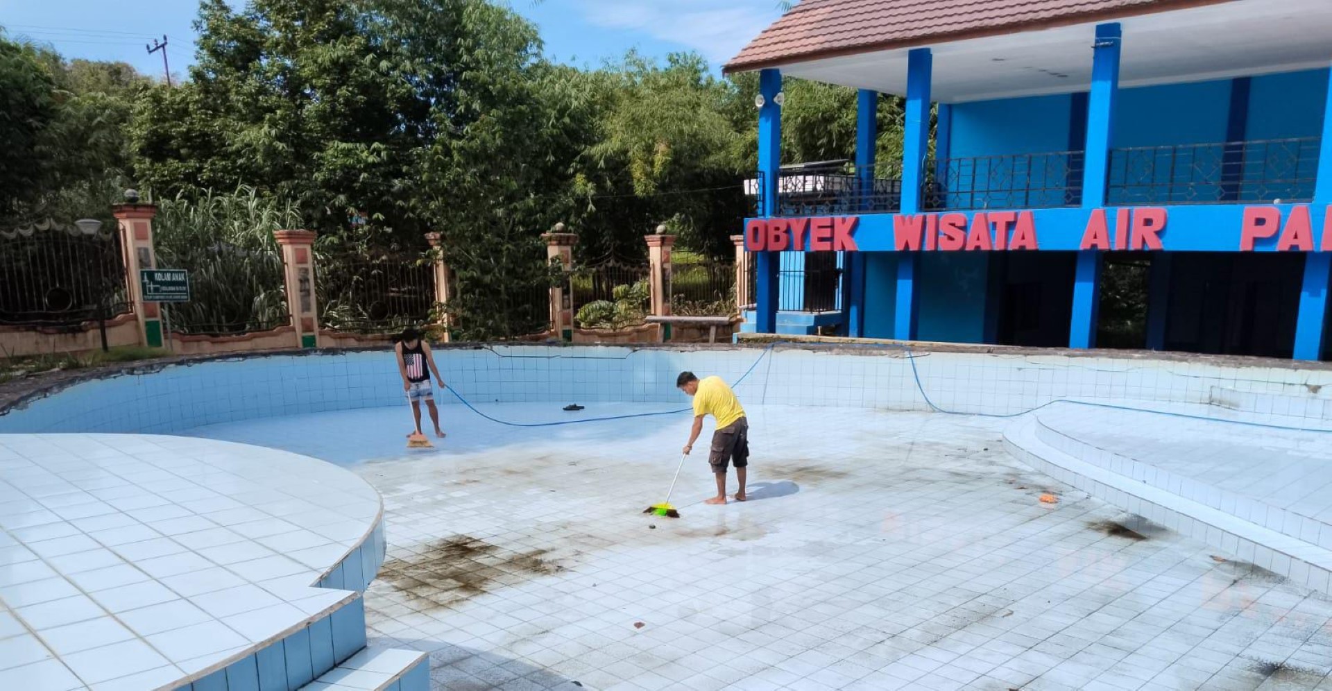 MERAWAT: Petugas membersihkan objek wisata Air Panas Tanuhi. (Foto Disporapar Kabupaten HSS untuk Radar Banjarmasin)