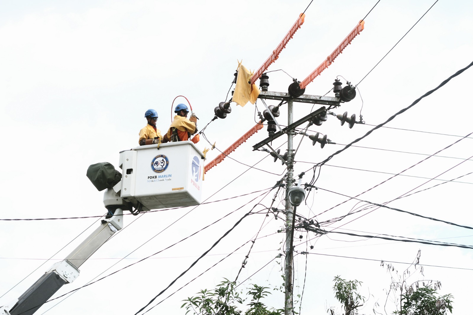 Petugas PLN saat melakukan pekerjaan kegiatan Bakti Pekerjaan Dalam Keadaan Bertegangan (PDKB) untuk meningkatkan keandalan infrastruktur kelistrikan dalam rangka menyambut Hari Raya Idul Adha 1445 H