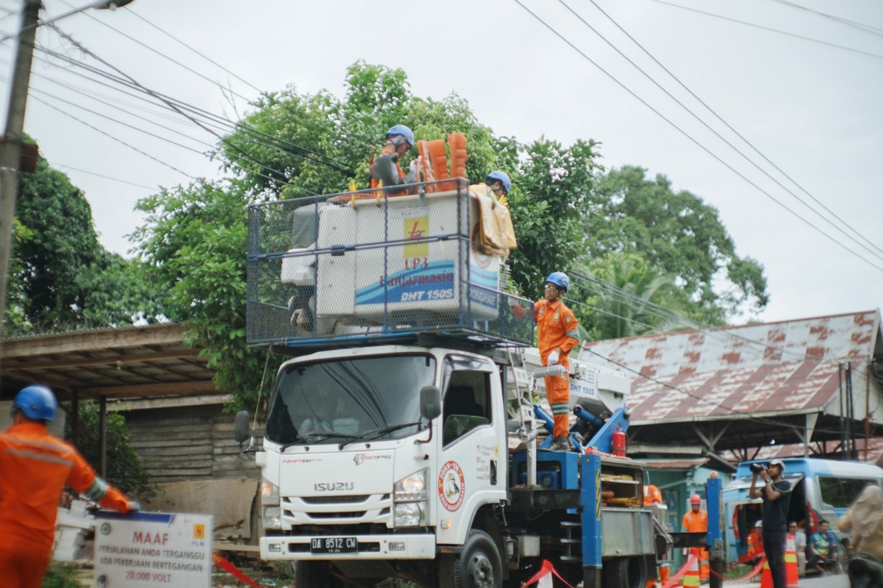 PLN UID Kalselteng menyiapkan peralatan pendukung operasional seperti 45 genset, 46 UPS, 27 UGB, 3 UKB, 6 Crane, 199 mobil, 123 motor, serta 14 SPKLU.