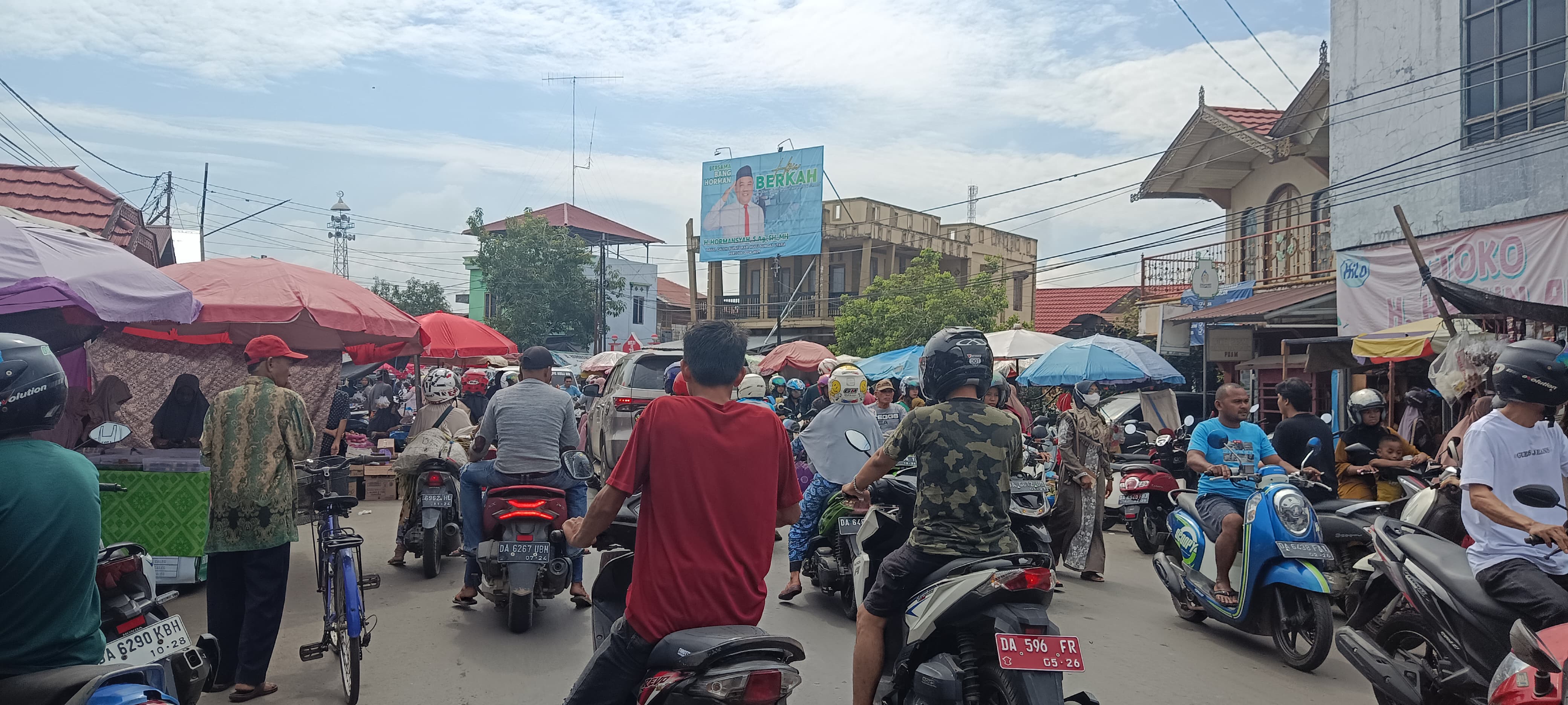 PADAT: Arus lalu lintas di Pasar Candi di Kelurahan Paliwara mulai macet akibat meningkatnya pengunjung pasar jelang Idul Adha.