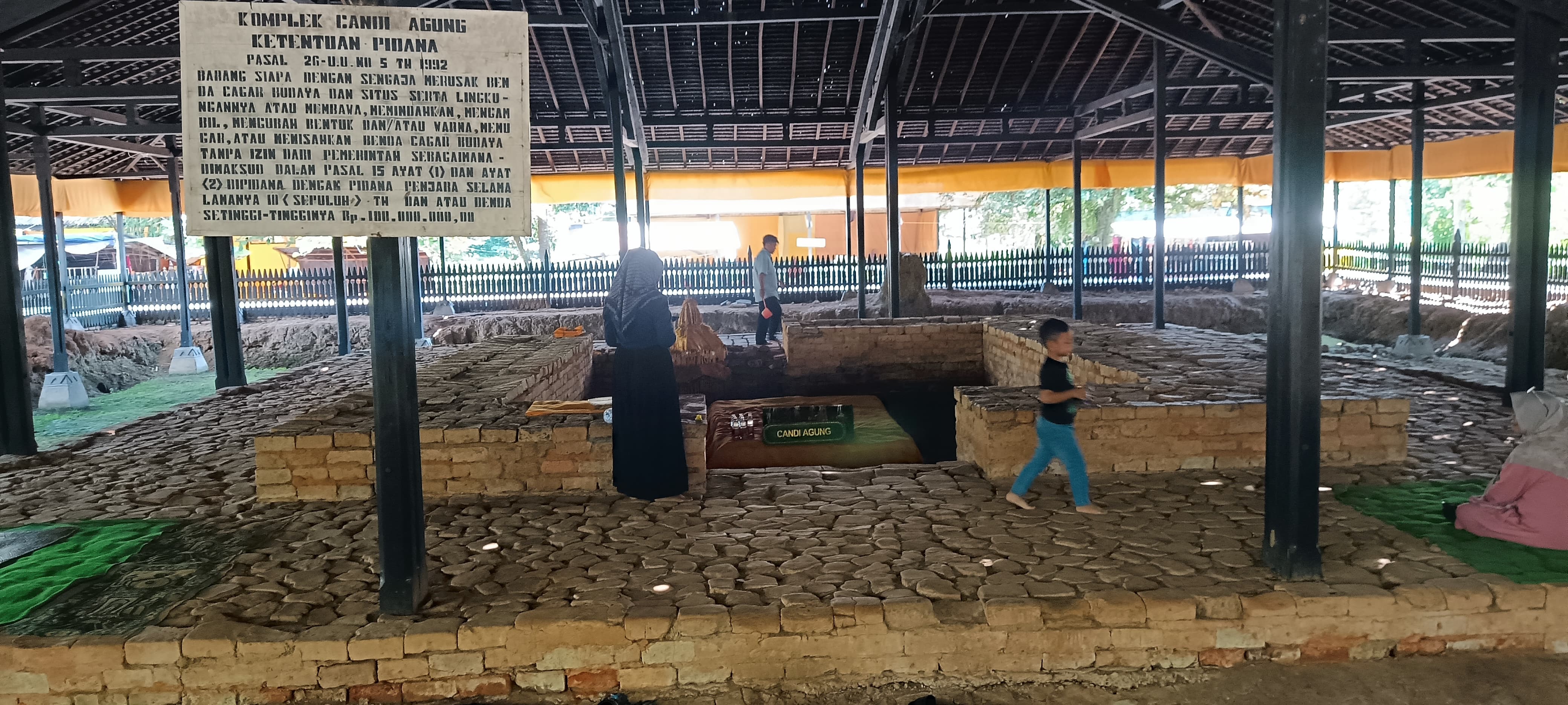 RAMAI: Wisatawan lokal kembali ramai mengunjungi Kompleks Candi Agung di Kelurahan Sungai Malang, Kecamatan Amuntai Tengah, di Kabupaten HSU, Minggu (16/6/2024).
