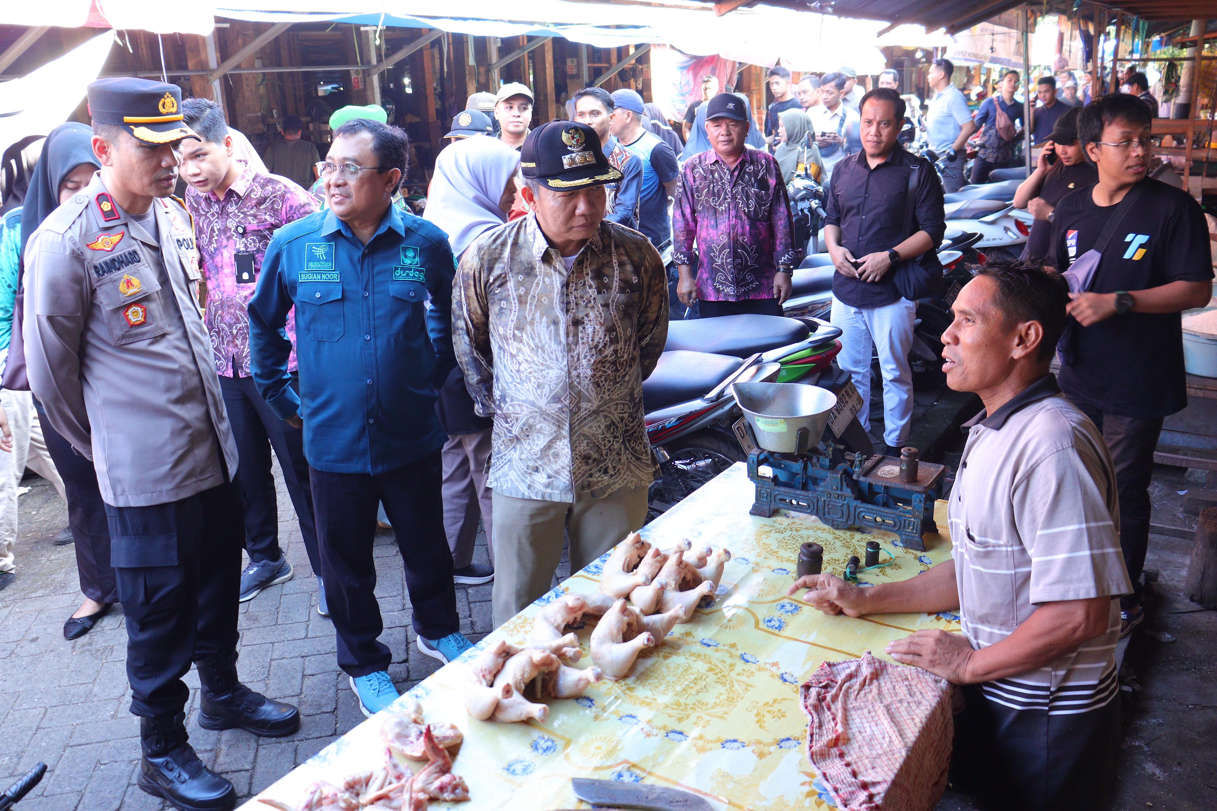 PANTAU HARGA: Pj Bupati Tapin Muhammad Syarifuddin bersama Forkominda Tapin menanyai harga jelang Iduladha kepada pedagang Pasar Keraton Rantau, Sabtu (15/6) tadi. (Foto: Prokopim Setda Tapin)