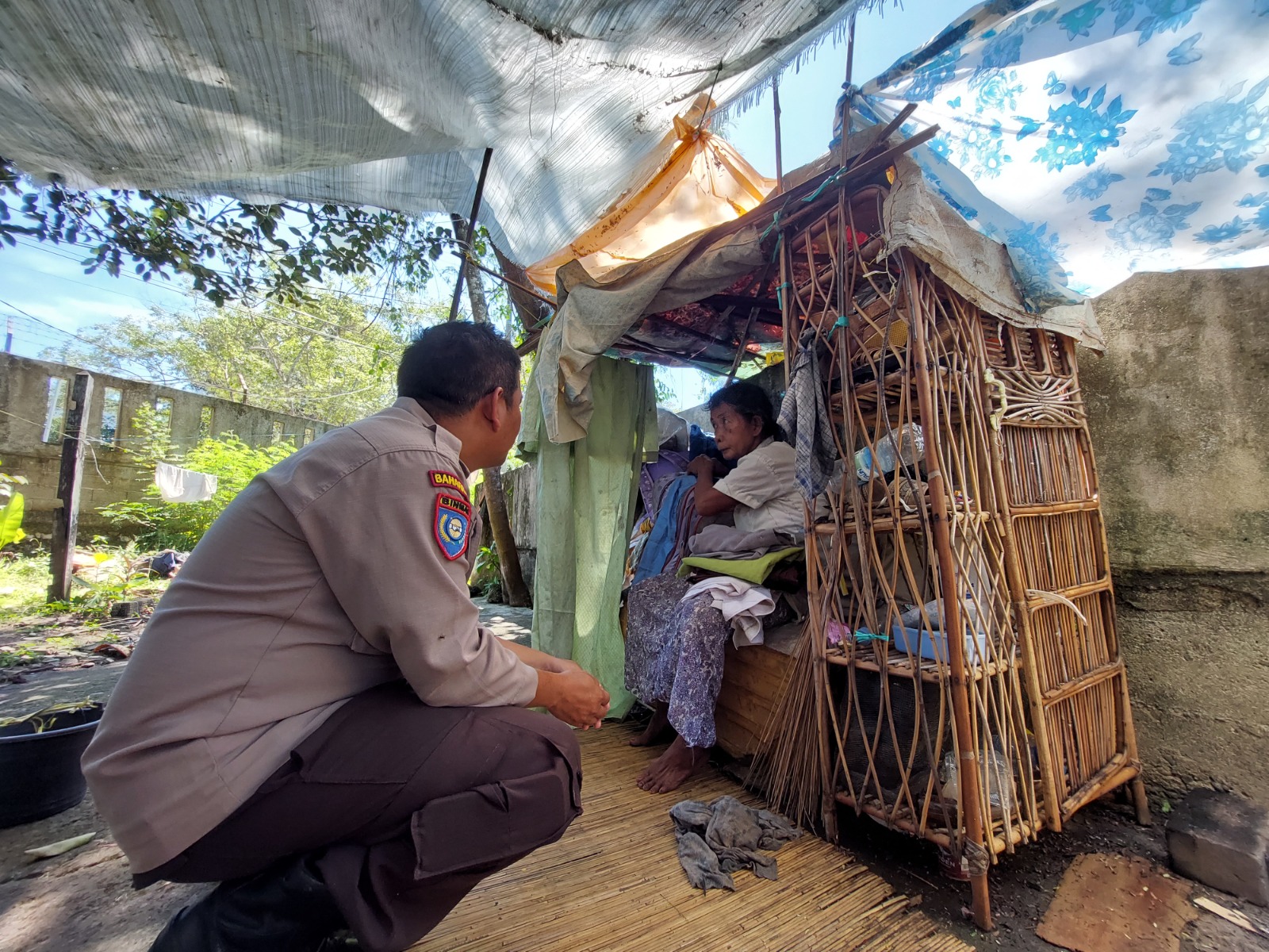 BERKUNJUNG: Aipda Fahriansyah mengunjungi nenek Misbah di gubuk tua tempatnya tinggal. | FOTO: JAMALUDDIN/RADAR BANJARMASIN