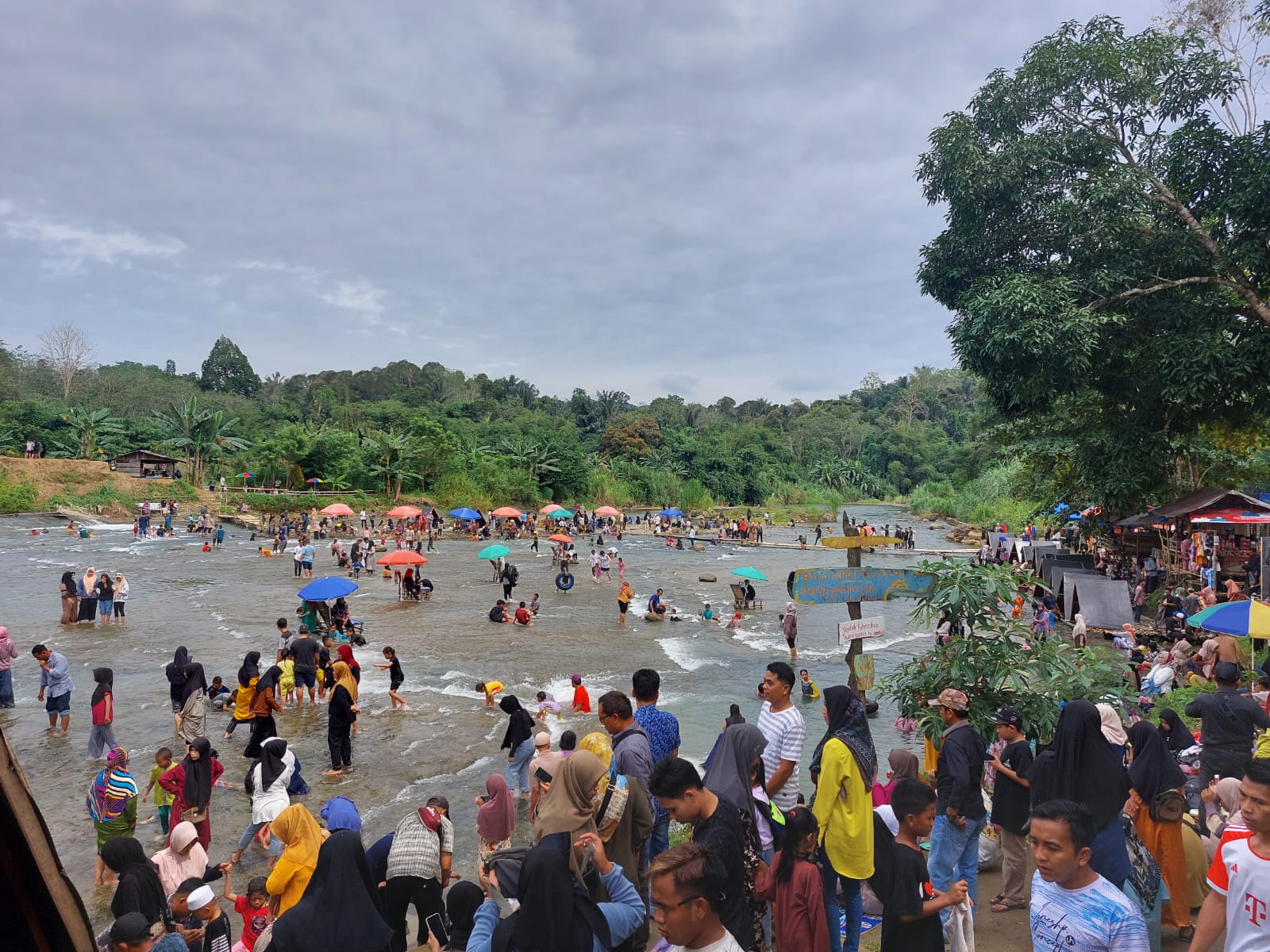 BANYAK WISATAWAN: Objek Wisata Riam Bejandik dipenuhi wisatawan di momen libur idul adha 2024. (Foto: Jamaluddin/Radar Banjarmasin)
