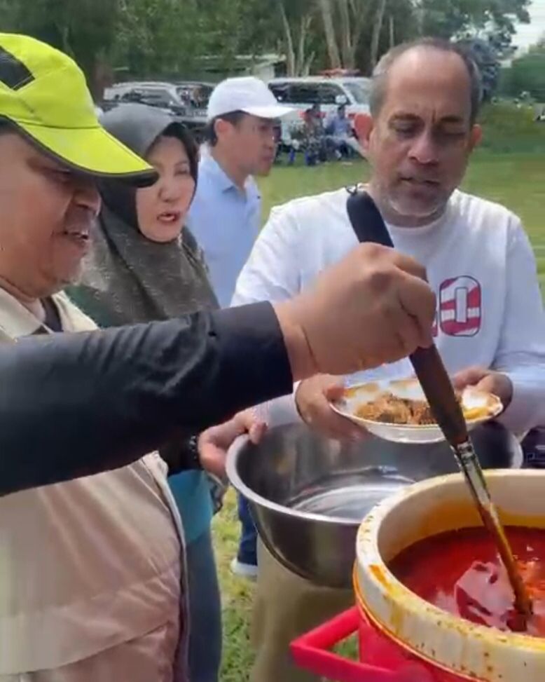 KHAS ACEH &ndash; Kaset Bawaslu Kalsel, Teuku Dahsya K menyumbang 100 porsi Kuah Daging Beulangong khas Aceh sekaligus membagikannya ke seluruh peserta yang hadir.