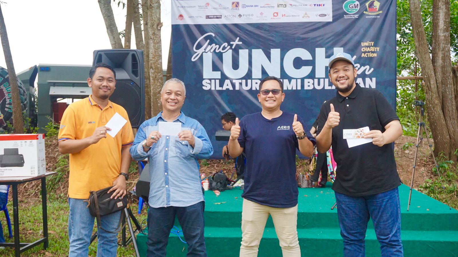 BANYAK HADIAH &ndash; Puluhan doorprize support dari all members GMC+ turut memeriahkan sepanjang acara. Diantaranya 3 voucher kamar dari Hotel Aeris Banjarbaru yang diserahkan HM Hotel Aeris, Deni Rifanie