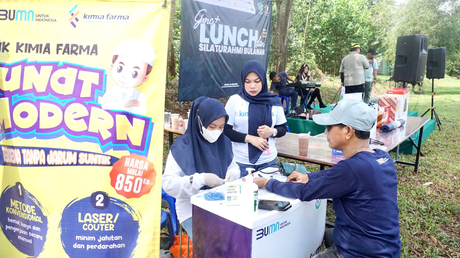 LAYANAN GRATIS: Pemeriksaan kesehatan secara cuma-cuma di Booth Kimia Farma pada silaturahmi bulanan GMC+ di Denzipur 8/GM, Sabtu (19/6) tadi.