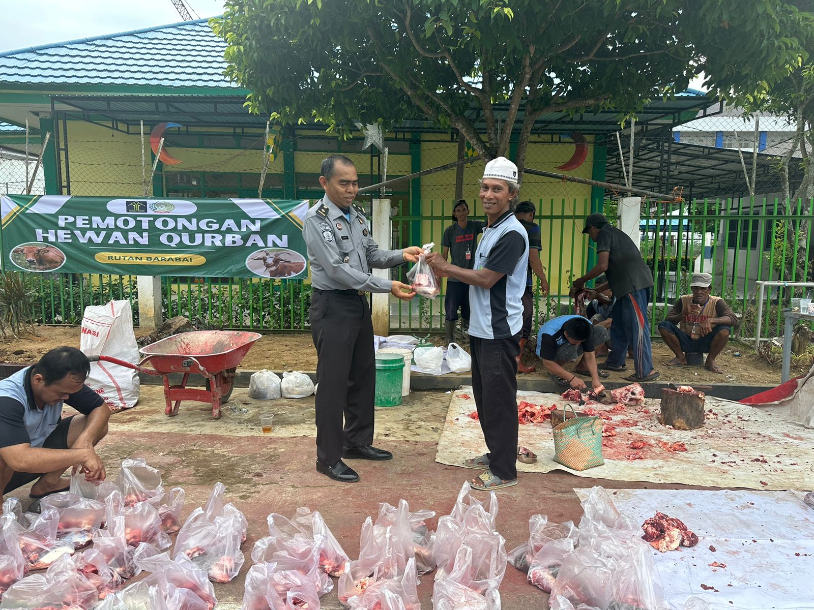IDUL ADHA:Daging kurban dari Rutan Kelas IIB Barabai dibagikan ke warga binaan dan masyarakat sekitar.(Foto:Jamaluddin/Radar Banjarmasin)