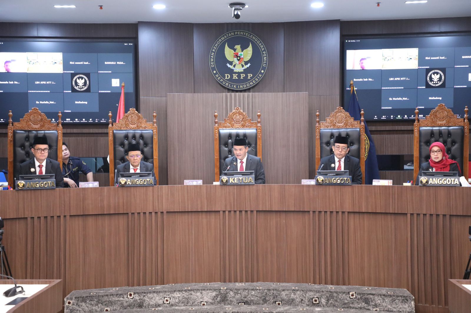 PUTUSAN:Anggota Majelis Hakim DKPP RI, yang dipimpin Heddy Lugito memeriksa Perkara No 29 Tahun 2024 dengan teradu Masridah Badwie, Anggota Bawaslu Kabupaten HSS.(Foto:DKPP RI untuk Radar Banjarmasin)
