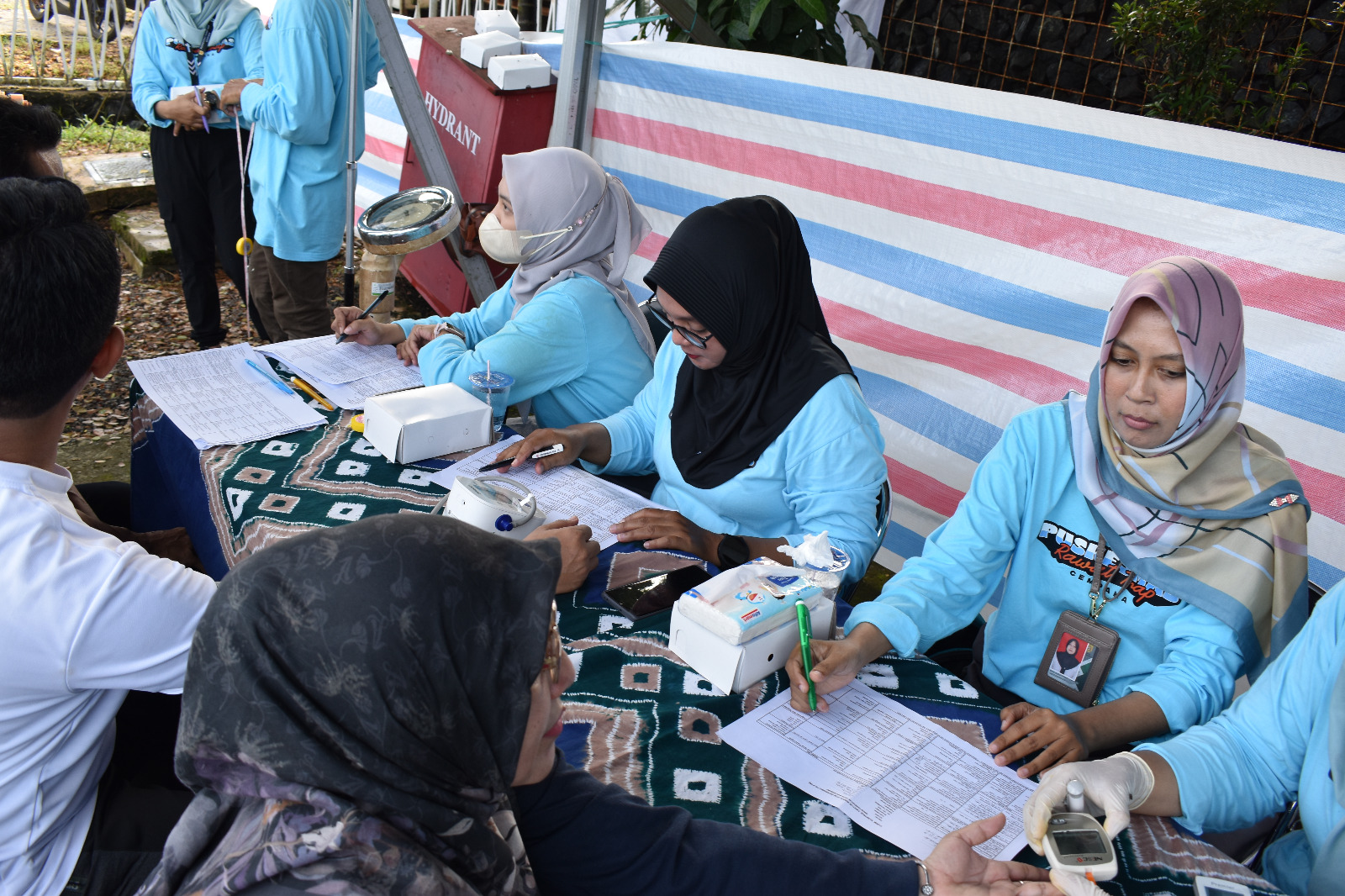 HIDUP SEHAT:Petugas kesehatan melayani peserta cek kesehatan gratis di acara Pra-HANI 2024 di halaman Puskesmas Cempaka.(Foto:BNN Kota Banjarbaru untuk Radar Banjarmasin)