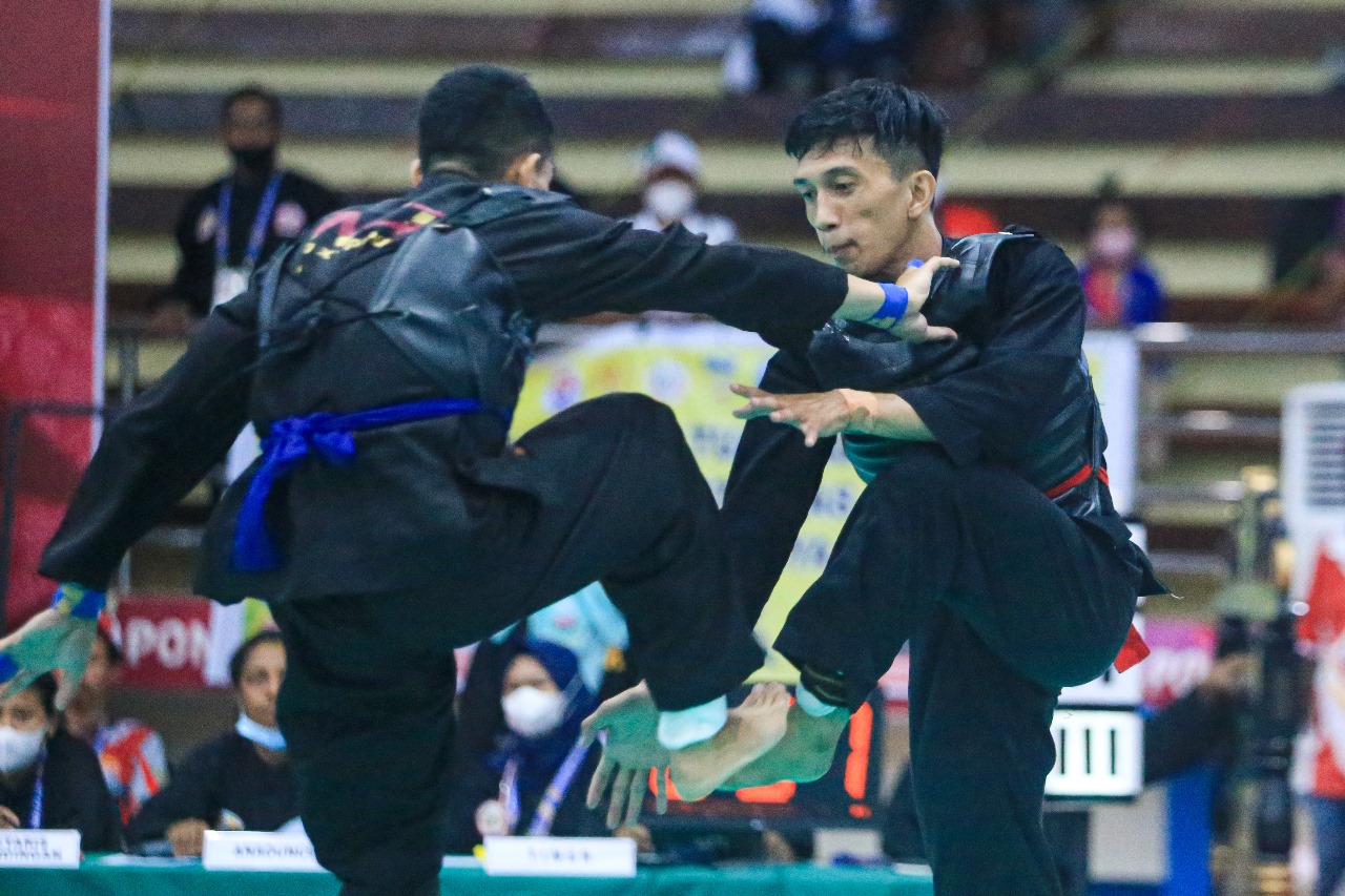 TANDING: Aksi pesilat Kalsel di ajang PON XX Papua beberapa tahun lalu.(Foto: M Idris Jian Sidik)
