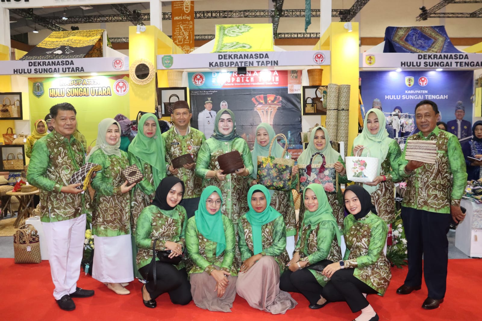 SELALU PAKAI: Dinas Perindustrian Tapin mempromosikan kain sasirangan di momen-momen tertentu. Foto Dok Radar Banjarmasin