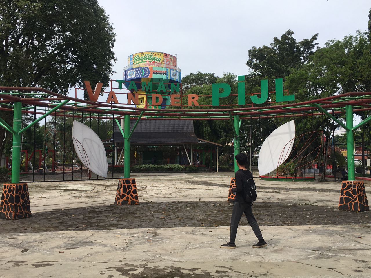 AKAN DIRENOVASI:Suasana teduh di area Taman Van der Pijl Banjarbaru.(Foto:Fadlan Zakiri/Radar Banjarmasin)