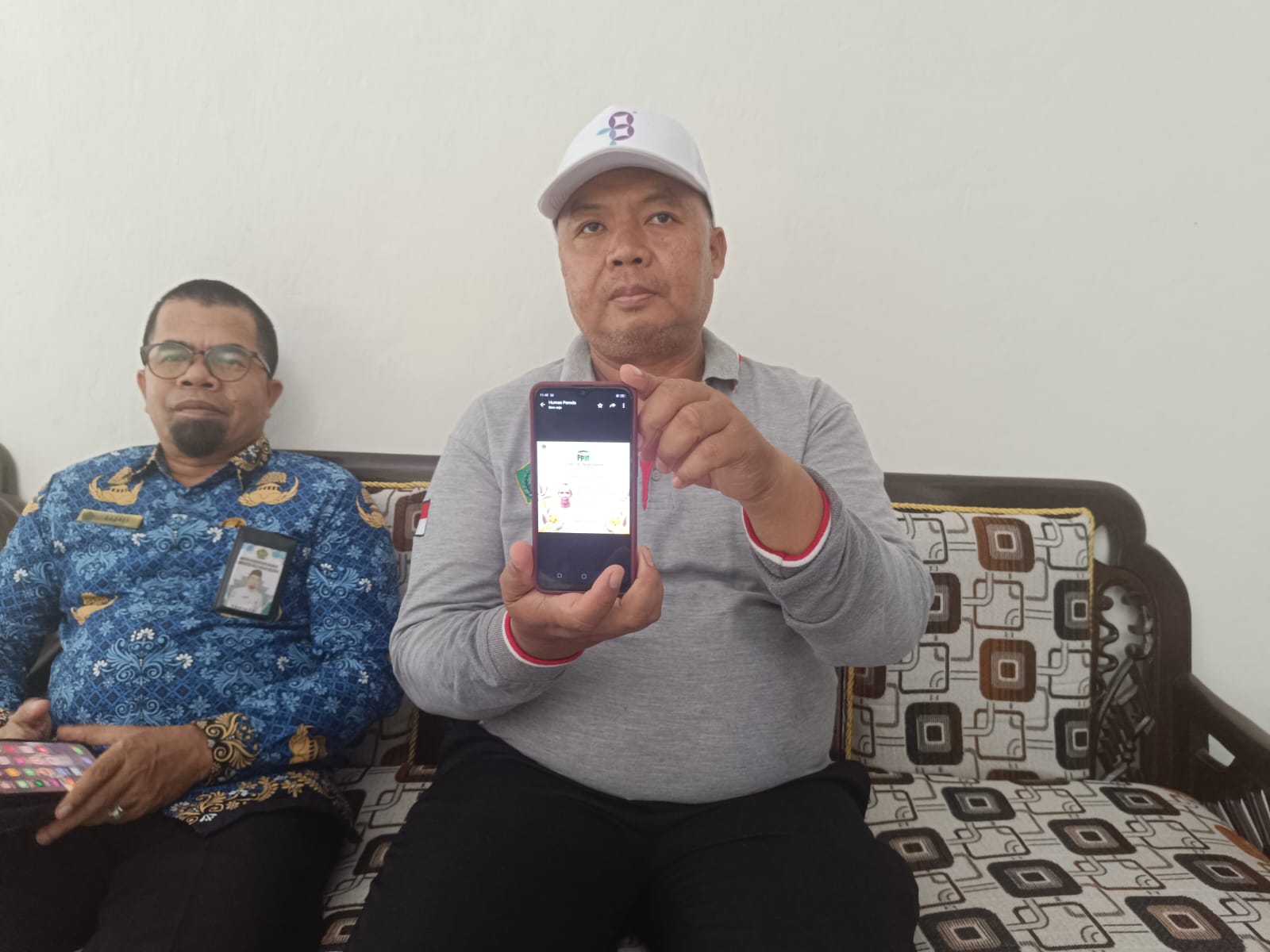 BERITA DUKA:Plt Kasi PHU Kemenag Kabupaten HSS, Mulyadi menunjukkan foto jemaah haji asal Kabupaten HSS yang meninggal dunia di Mekah.(Foto:Salahudin/Radar Banjarmasin)