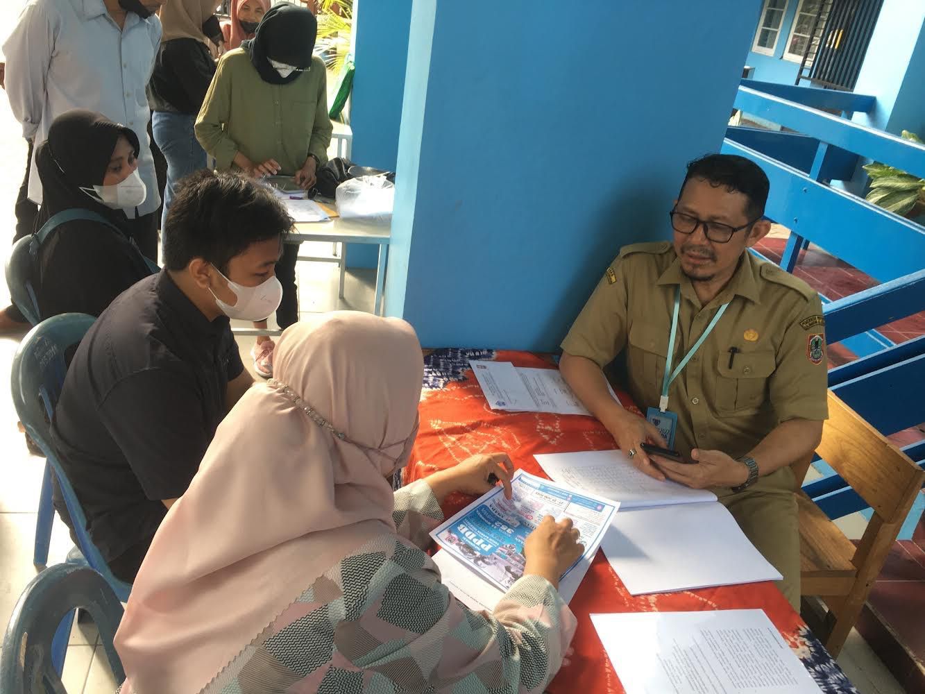 INPUT DATA:Calon siswa dan orang tua saat mendaftar pada PPDB SMA tahun lalu.(Foto:Muhammad Oscar Fraby/Radar Banjarmasin)