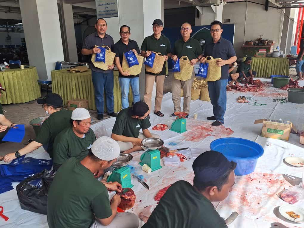 DAGING: Pembagian daging kurban Bank Kalsel yang menggunakan Bakul Purun