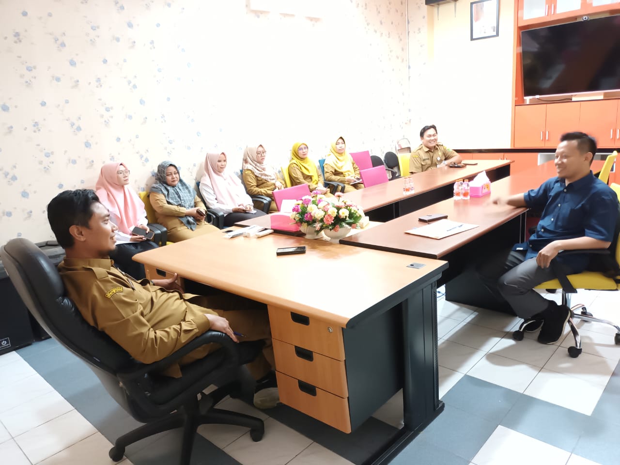 TINGKATKAN KEMAMPUAN:Kepala BPKAD Tabalong, H Husin Ansari dan stafnya saat belajar bahasa Inggris.(Foto:Ibnu Dwi Wahyudi/Radar Banjarmasin)