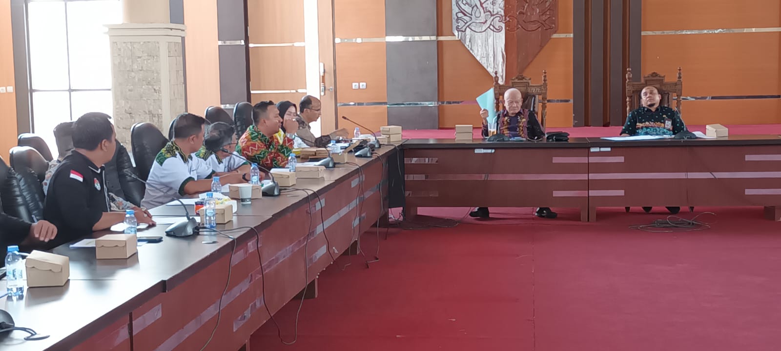 BERTEMU: Komisi I DPRD Tabalong bersama manajemen RSUD H Badarudin Kasim, Dinkes Tabalong, dan Aliansi LSM Tabalong membicarakan penanganan HIV Aids. (Foto: Ibnu Dwi Wahyudi/Radar Banjarmasin)