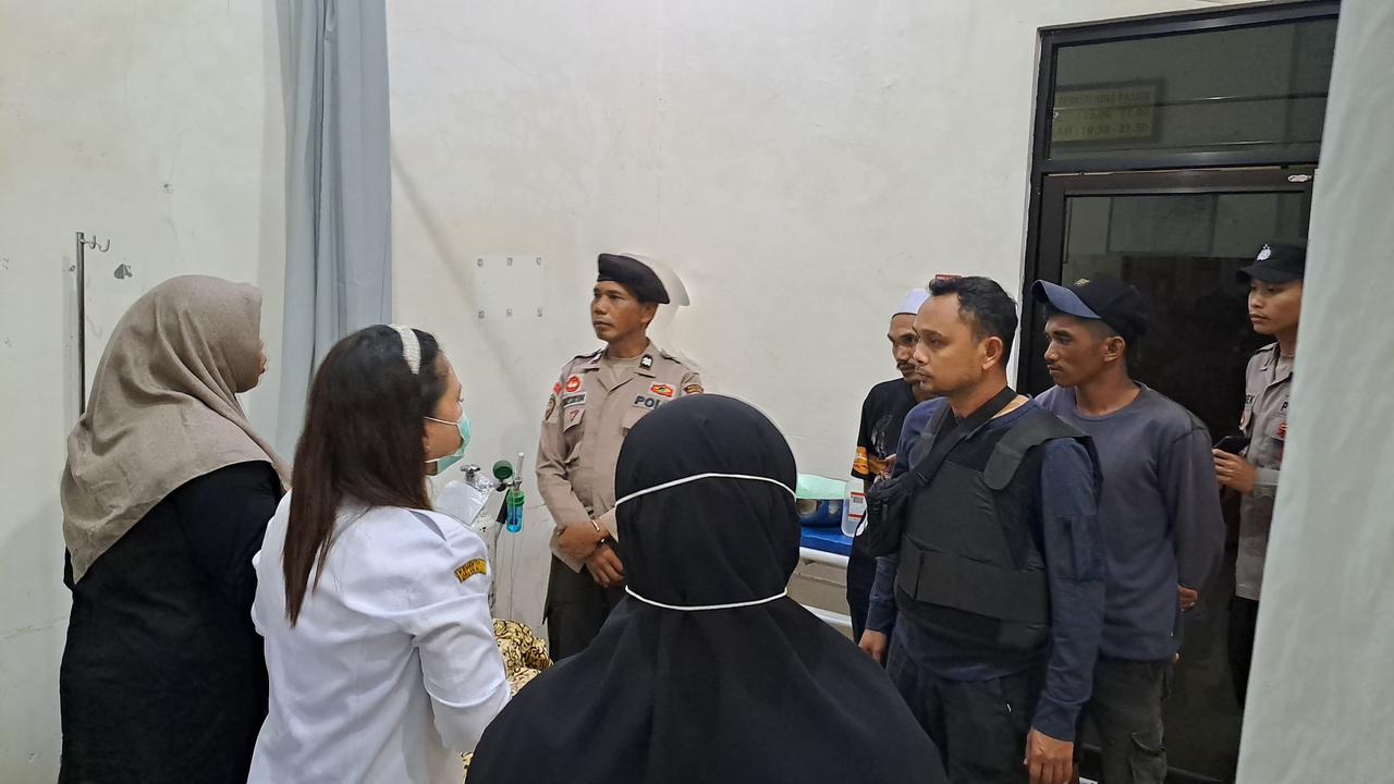 TIDAK SELAMAT: Anak 13 tahun korban pembunuhan dibawa ke Puskesmas Lasung, Kecamatan Kusan Hulu, Kabupaten Tanah Bumbu, Rabu (19/6/2024). (Foto: Polsek Kusan Hulu untuk Radar Banjarmasin)