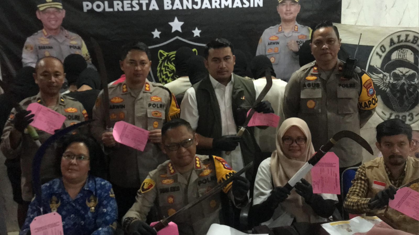 BARBUK: Polresta Banjarmasin, memperlihatkan barang bukti yang digunakan belasan remaja tanggung ketika berkonvoi di ruas jalan umum di Kota Banjarmasin.