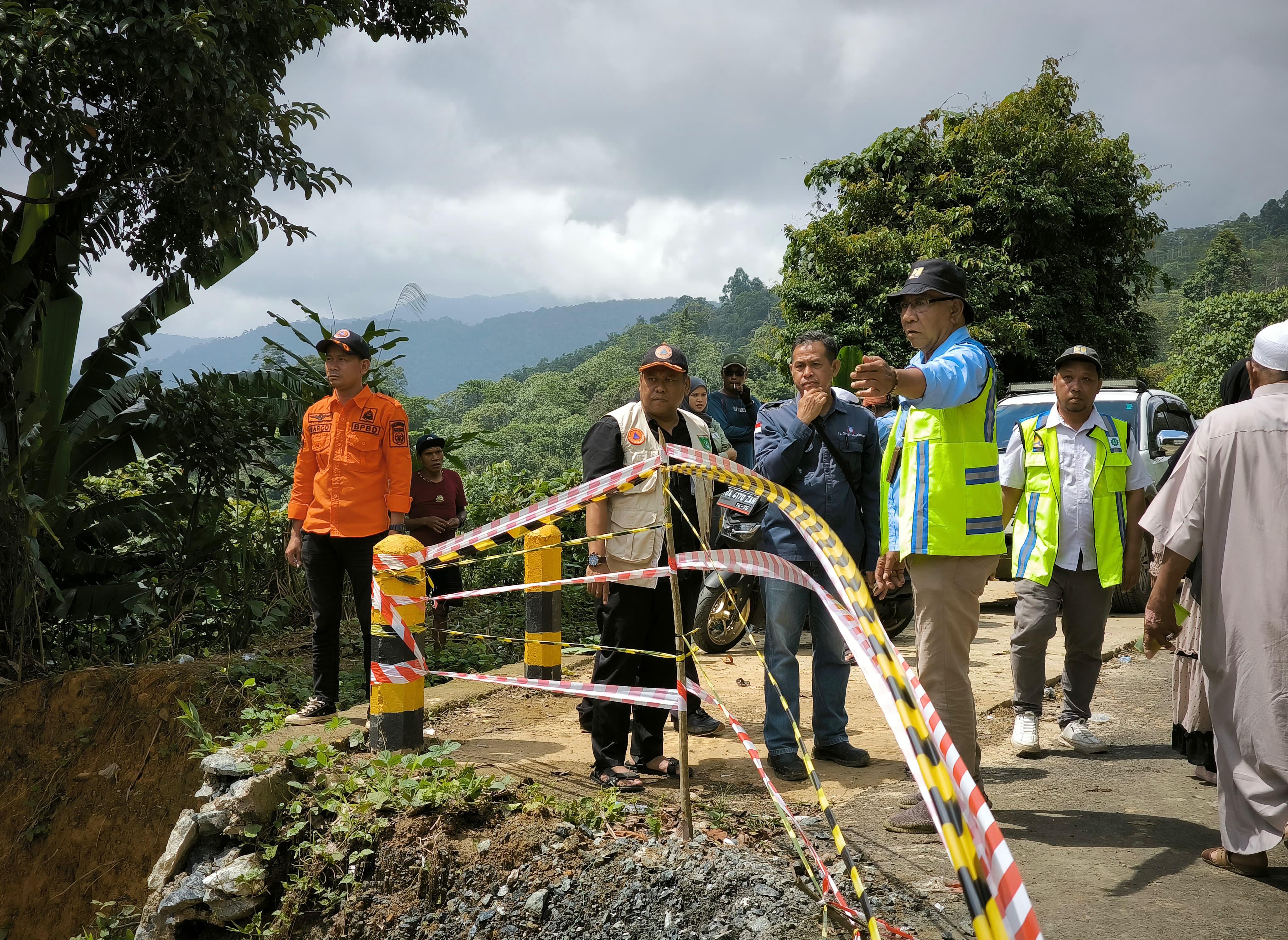TINJAU LOKASI: Petugas BPBD Tanah Bumbu meninjau lokasi longsor di Jalan Trans Batulicin-Kandangan Km 85, Desa Emil Baru, Kecamatan Mantewe, Kamis (20/6/2024).
