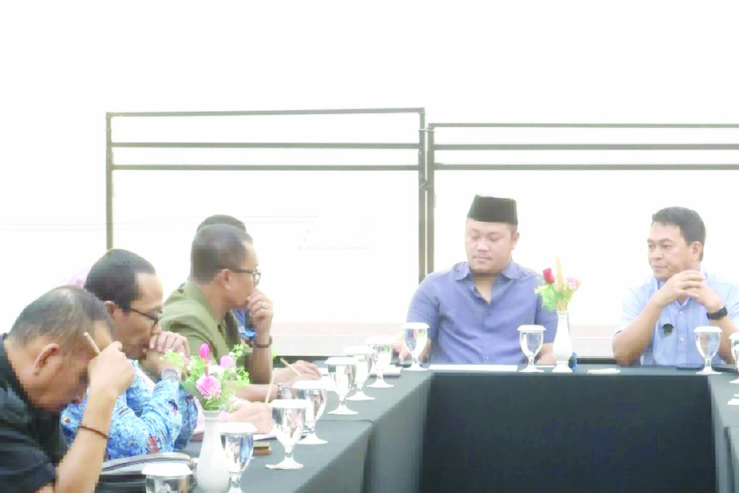 DISKUSI: Komisi II DPRD Banjarbaru berdiskusi dengan manajemen Hotel Aeris Banjarbaru&nbsp; pada Selasa (3/6). (HUMAS DPRD BANJARBARU UNTUK RADAR BANJARMASIN)