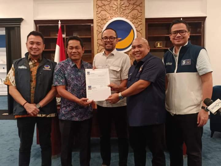 DIRESTUI:Wasekjen Bappilu DPP Partai NasDem, Jakfar Sidik didampingi Sekretaris DPW Nasdem Kalsel, Rozanie menyerahkan rekomendasi pencalonan Bupati Kabupaten Balangan kepada Abdul Hadi di Jakarta, Ka