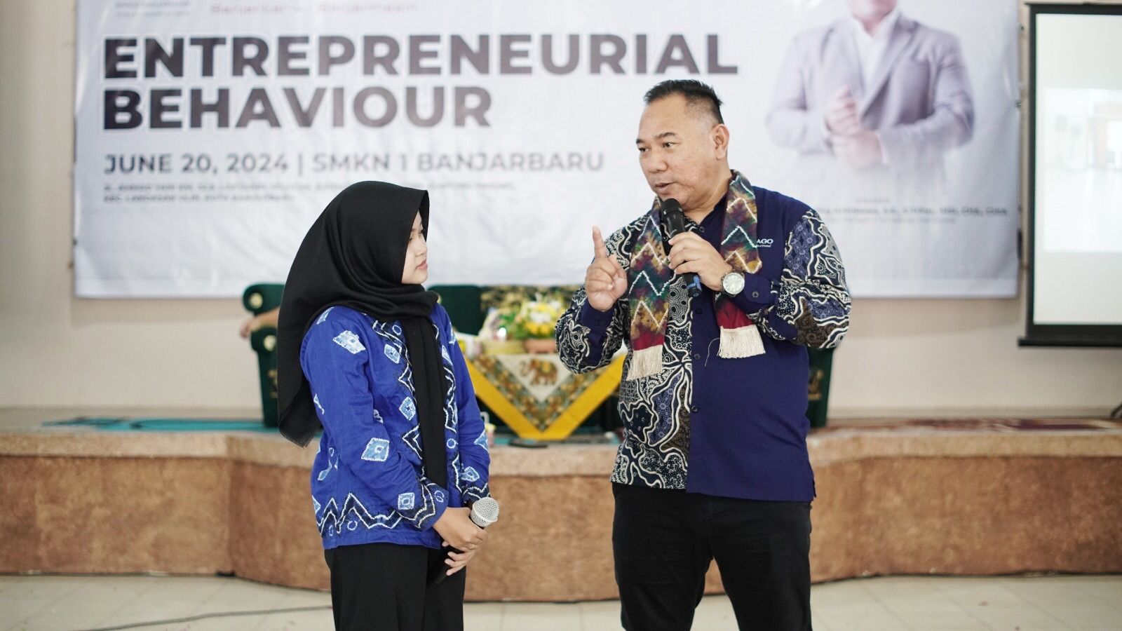TANYA JAWAB: RGM Archipelago International I Gede Arya Pering Arimbawa dan salah satu siswi berbincang.