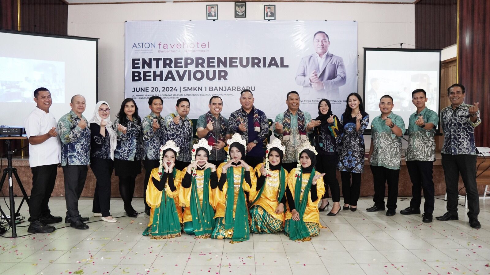 MENGINSPIRASI: Tim Aston Banua Banjarmasin Hotel & Convention Center dan favehotels Banjarmasin - Banjarbaru menggelar program CSR bertajuk &ldquo;Entrepreneurial Behaviour" di SMKN 1 Banjarbaru
