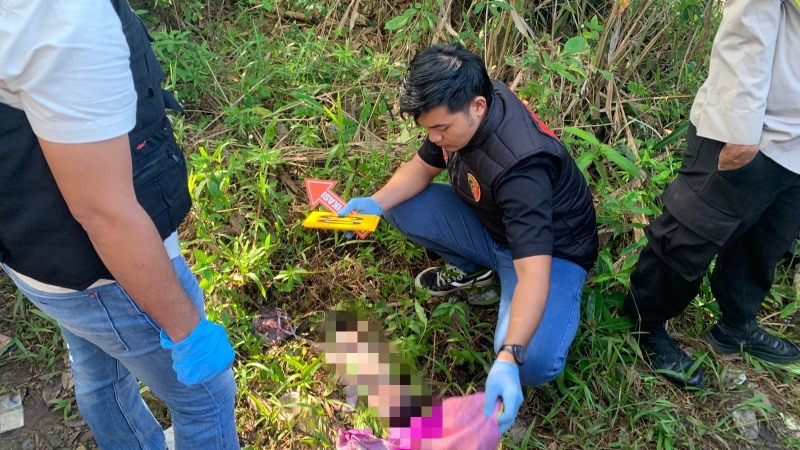 BIKIN GEGER: Sesosok mayat bayi ditemukan di pinggir jalan kawasan perkebunan karet di Kecamatan Limpasu.