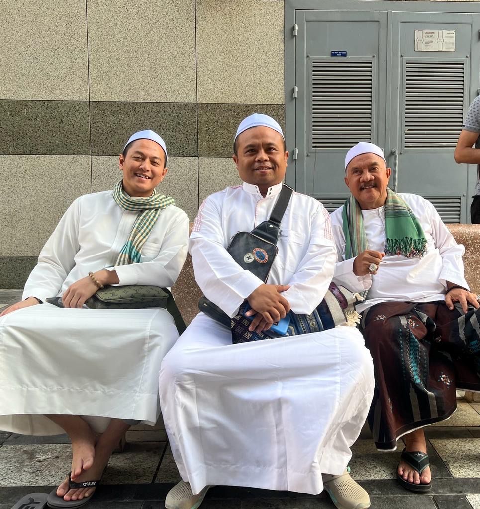 TOKOH PANUTAN: Rahman Nor Wahyudi bersama dengan H Muhammad Zaini Mahdi atau Haji Izai dan anaknya H Rihan Variza.