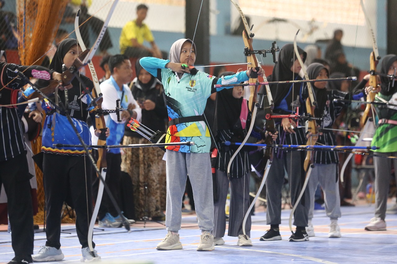 ADU JITU: Aksi para pemanah di kategori SD Prestasi saat tampil di Lapangan Upik Indoor Futsal Banjarmasin, (21/6) Jumat siang. (Foto: M Idris Jian Sidik/Radar Banjarmasin)