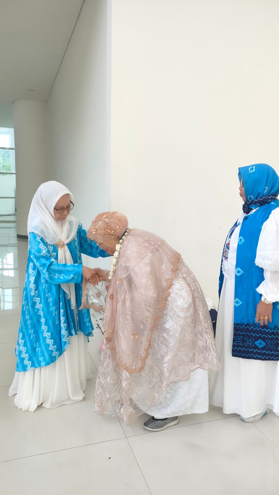 TIBA: Salah satu jemaah haji Kaltrabu mendapat untaian melati dari Hj Marwiyah saat tiba di Syamsudin Noor