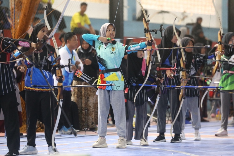 PANAHAN: Aksi para pemanah di kategori SD Prestasi saat tampil di Lapangan UPIK Indoor Futsal Banjarmasin, (21/6) Jumat siang.