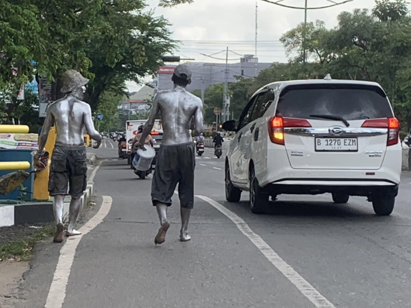 Manusia silver dan anak jalanan (anjal) kian marak di kawasan lampu merah di Banjarmasin.